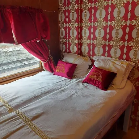 Junamajoitus Train Station Tuuri