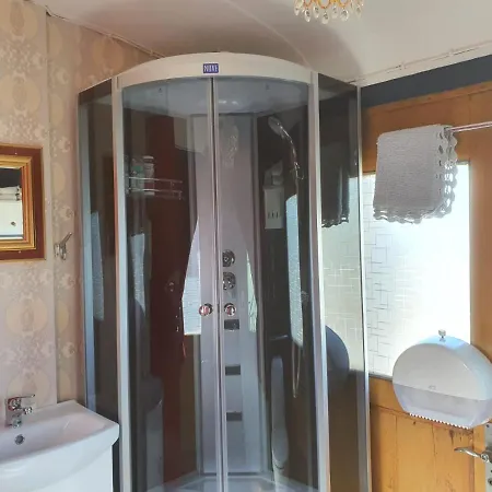 Junamajoitus Train Station Vendégház