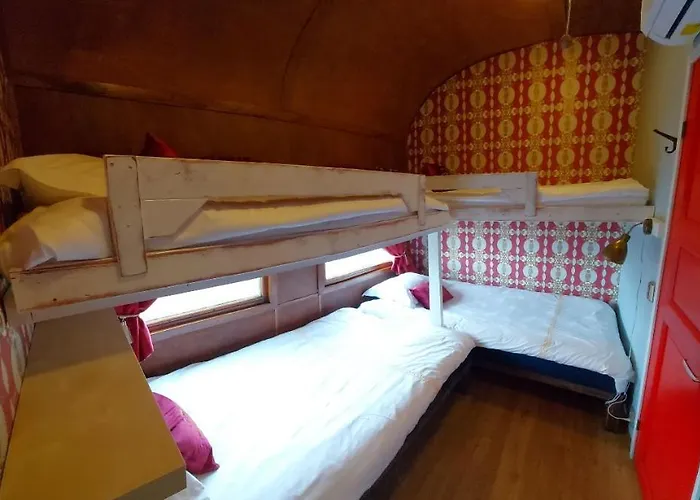 Junamajoitus Train Station